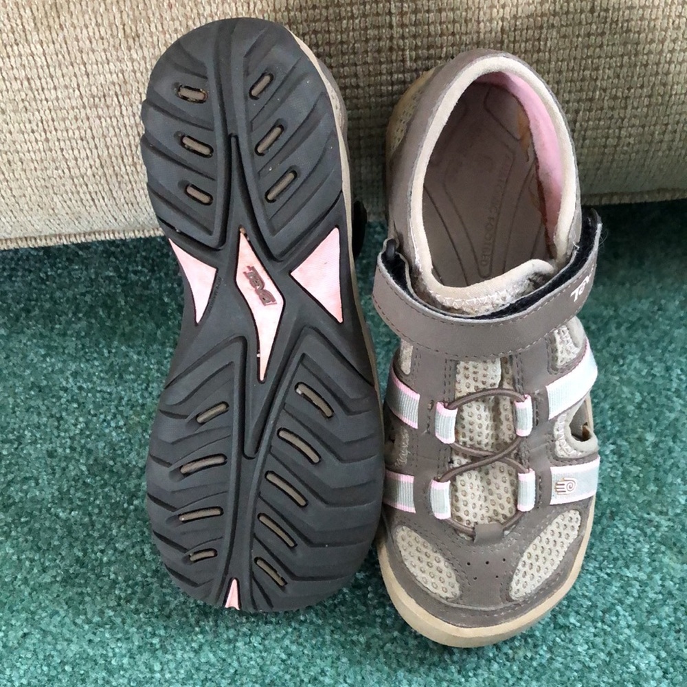 Travel girls hiking shoes/sandal. Worn a few times. Very good condition. Size 2
